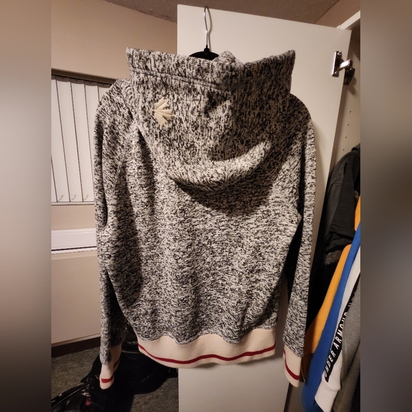 Roots whole sweater, size medium like new - Picture 2 of 4